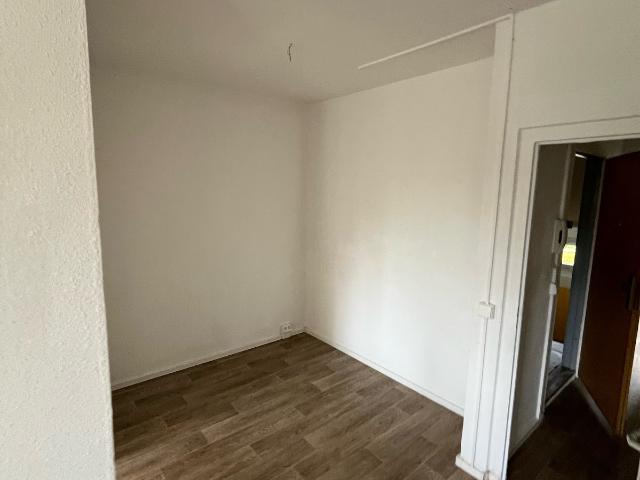 Junge Familien aufgepasst! Sanierte 3 Zimmer Wohnung mit Balkon und Spielplatznähe