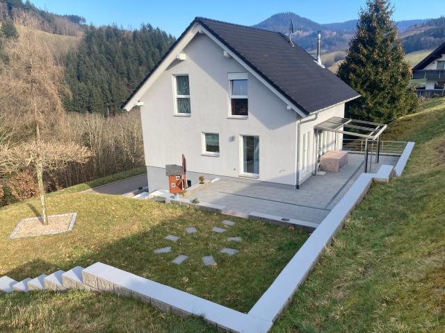 Junges freistehendes 1 Fam. Haus mit Garage / vermietet für 19.000 p. a