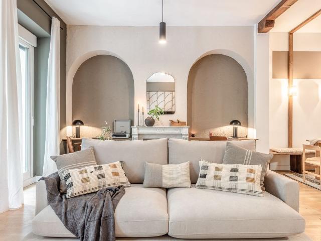 Jungle Inspired 2 Bedroom Apartment with Balcony and Workspace in Chamberi, Madrid Amsterdam Apartments for Rent