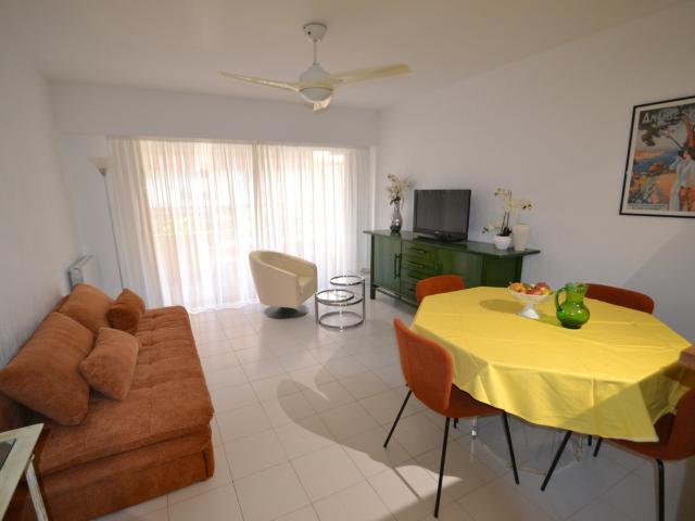 JUAN LES PINS, A Louer Meublée à l'année, Beau 2 pièces de 41 m2
