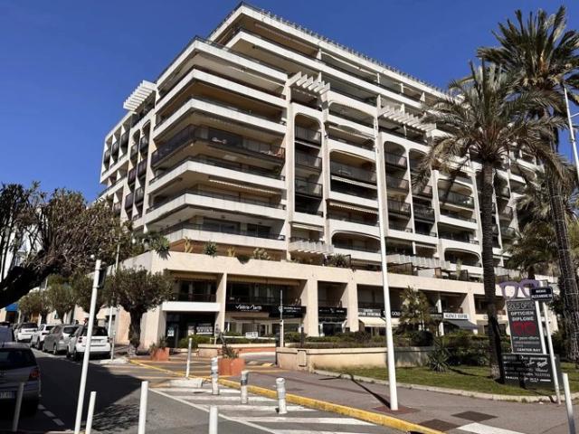 Juan les pins bord de mer Penthouse avec Roof top