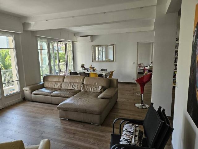 JUAN LES PINS CENTRE EXCLUSIVITE SUPERBE 3 PIECES DE 72 M2 50 M