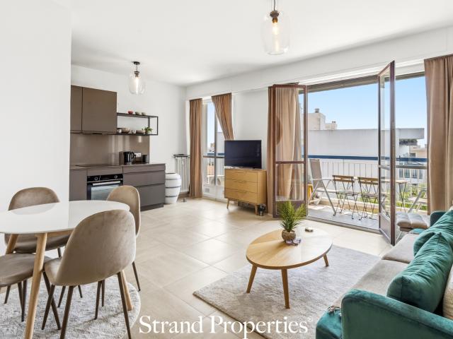 ANTIBES/JUAN LES PINS Joli appartement 2 pièces rénové avec terrasse plein sud