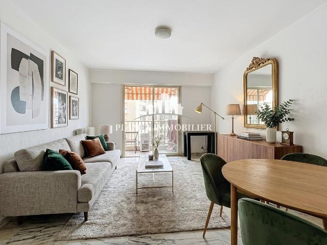 JUAN LES PINS STUDIO ETAGE ELEVE TERRASE