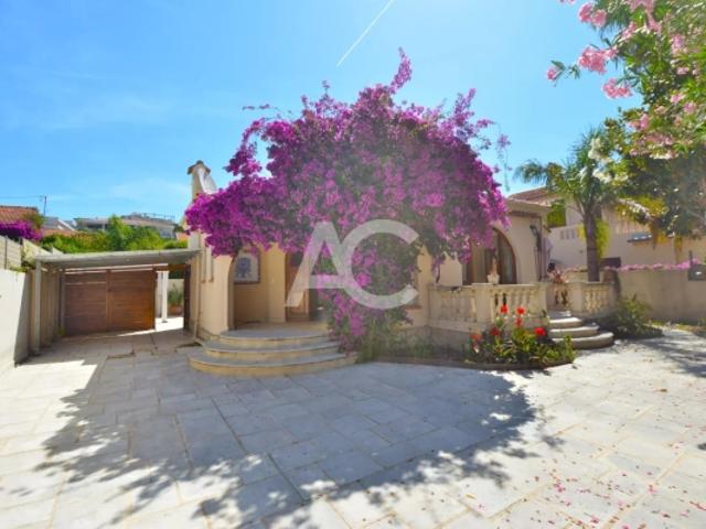 JUAN LES PINS VILLA EN PLEIN CENTRE