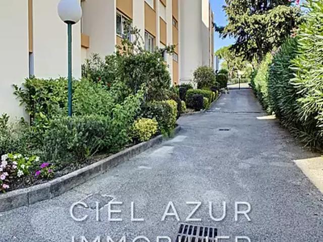 Juan les Pins 06160 Achat / Vente appartement 2 pièces t2 au dernier étage terrasse