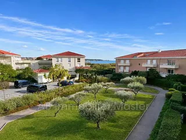 Juan les Pins 06160 Achat / Vente appartement 3 pièces t3 au dernier étage piscine
