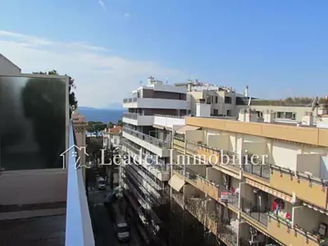 Juan les Pins 06160 Location appartement 1 pièce t1 au dernier étage terrasse