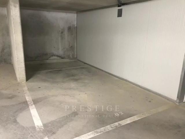 JUAN LES PINS, 2 parkings pour 26m² à louer