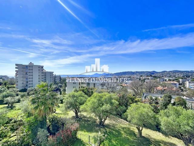 JUAN LES PINS 3 PIÈCES EN DERNIER ETAGE AVEC VUE MER