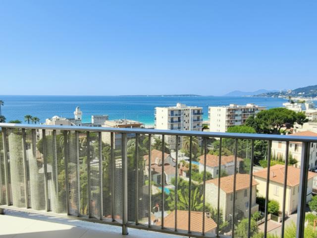 JUAN LES PINS 3 PIECES VUE MER EN DERNIER ETAGE GARAGE
