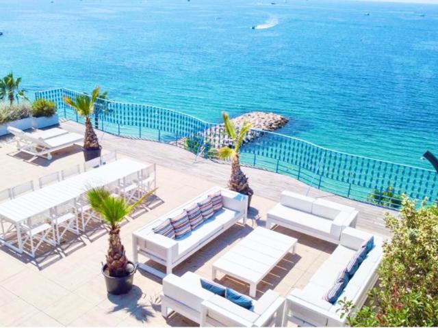 JUAN PENTHOUSE SUR L'EAU T5/T6 DE 170m2 TERRASSE DE 250m2 VUE MER FEERIQUE PISCINE GARAGE