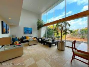 Juriquilla Casa de segunda mano, 3 recamaras, sala de TV. VENTA