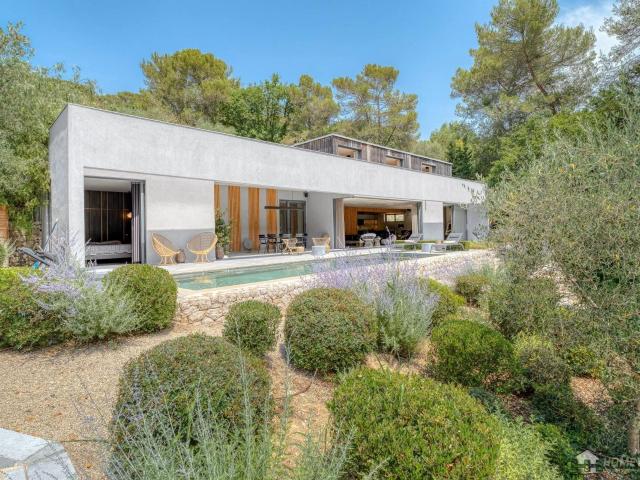 Just a few minutes’ walk from the village of Valbonne, this. 225m² Valbonne