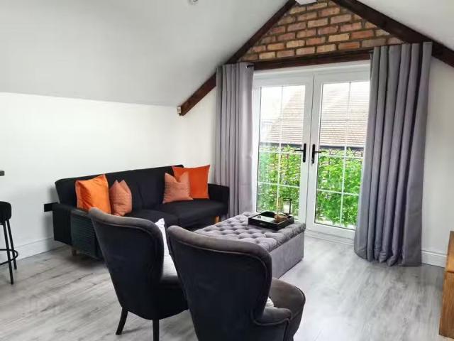 Rental! Apt 5 81, Eglinton Street
