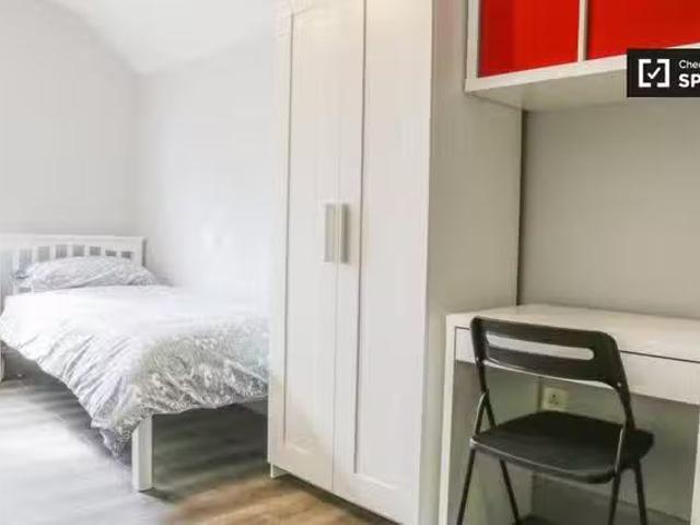 Cozy 1 BR Bed for rent in 6 bedroom house in Phibsborough