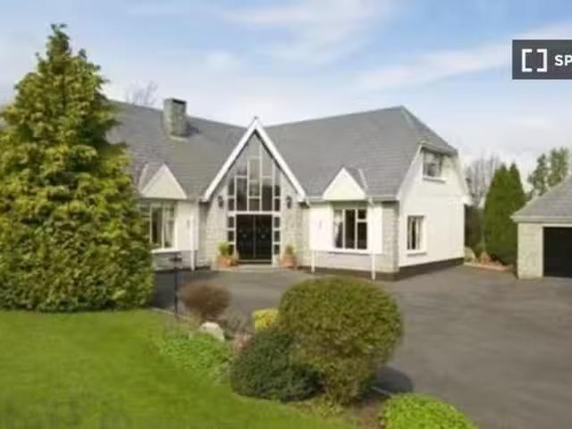 Cheap 1 BR Room in shared apartment in Dublin 18