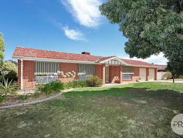 Unique 3 BR 39 Overdale Drive, Bourkelands, NSW 2650