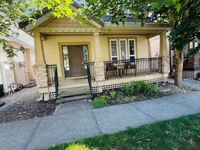 Just in! 3 BR House for rent in Surrey, Cloverdale, Main floor.