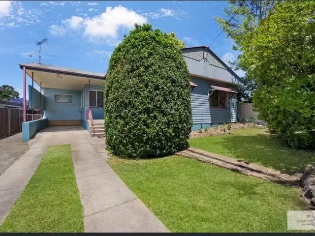 Rental! 4 BR 35 Warren Street, South Tamworth House for rent.
