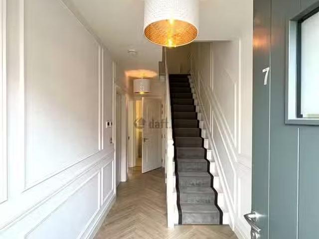 Deal! 7 Sandymount Castle Court, Sandymount, Dublin 4 is for r.