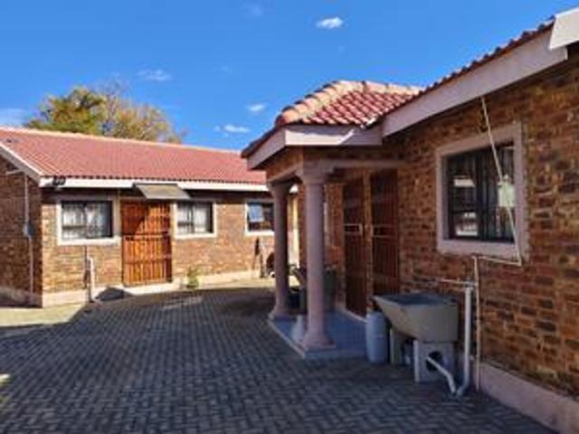just listed! 2 x modern 1 bedroom fl.