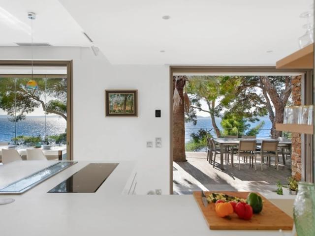 Juste Magique ! Exclusivité Vue Mer Immobilier ! Somptueuse Villa Pieds dans l'eau accès mer au LAVANDOU