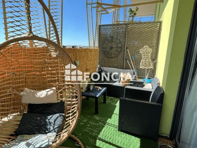 JUVIGNAC Centre: Beau F2 avec une grande terrasse