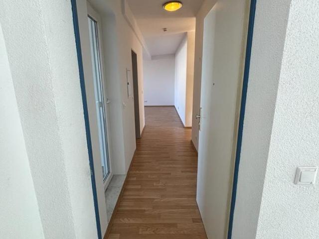 Juwel mit Panoramablick: 3 Zimmer Wohnung mit XXL Winterg