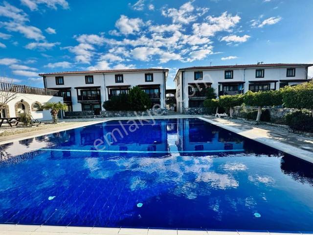 Kıbrıs Girne Ozanköyde Havuzlu Site İçerisinde Full Eşyalı 1+1