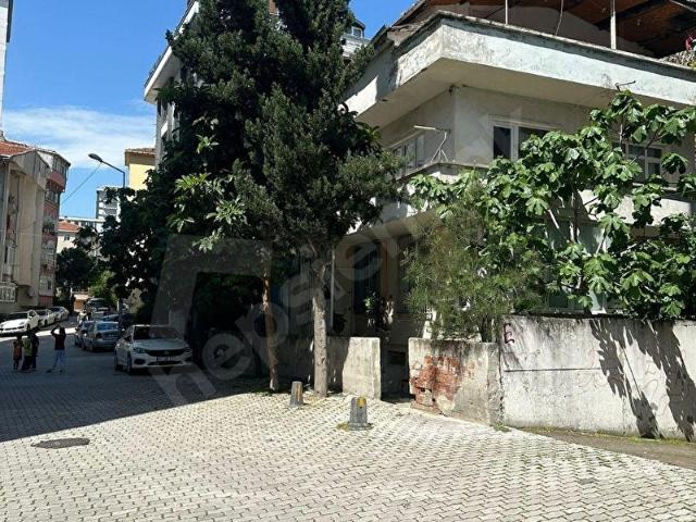 K.CEKMECE CUMHURİYET MAH DE SATILIK 255 M2 ARSA İCERİSİNDE İMARLI MÜSTAKIL BİNA