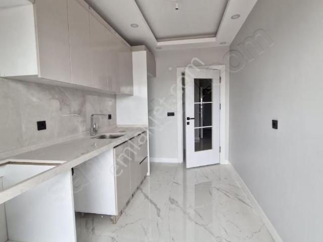K.çekmece Cennet Mah.satılık E 5 Kenarı 2+1 Araç Takaslı Daire