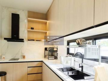 ขายบ้านแฝด 2 ชั้น Modern Luxury Style โครงการ “ Alisa First – Class “ เดินทางสะดวก ติดถนนสายเอเชีย จุดศูนย์กลางคมนาคมหลัก ใกล้ทั้งสนามบิน และ สถานีรถไฟสุราษฎร์ธานี ลงตัวทั้งความหรูหรา ความอบอุ่น ที่ทันสมัยด้วย Smarthome | Livinginsider