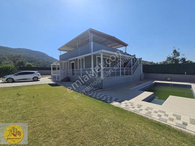Kırıklar'da Doğa Manzaralı, Havuzlu, Eşyalı Satılık Villa