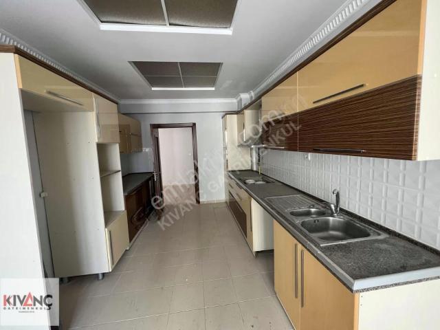 Kıvanç Gayrimenkul'den Fahri Kayahanda Kiralık 3+1 Daire