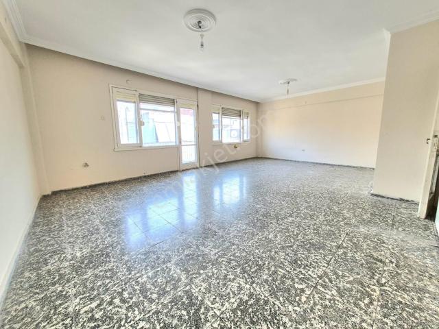 K.yaka Donanmacı Mahallesi Geniş Ferah Çift Cephe 3+1 145 M2