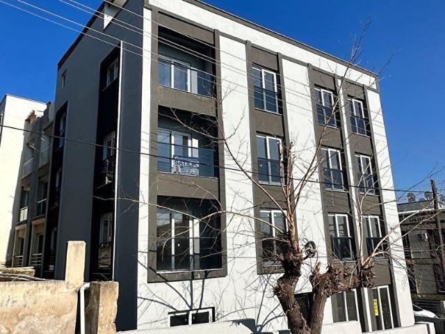 Kızılay Mahallesinde 2+1 Bahçeli Köşe Konumda Giriş Kat Daire
