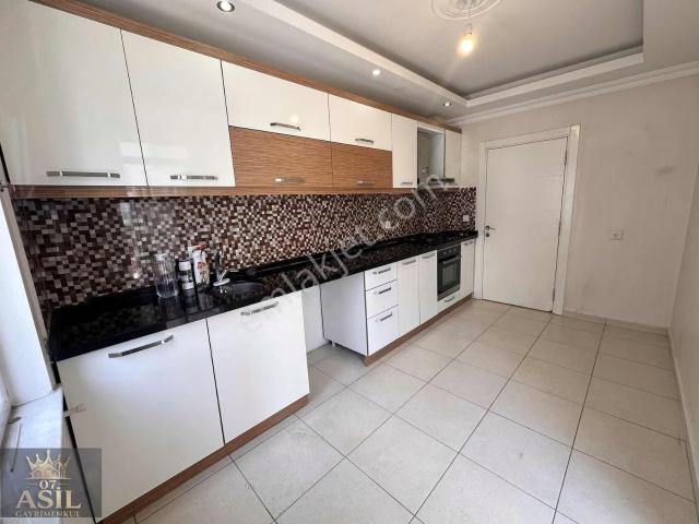 Kızıltoprak Asansörlü 3+1 Daire 12 Yaşında