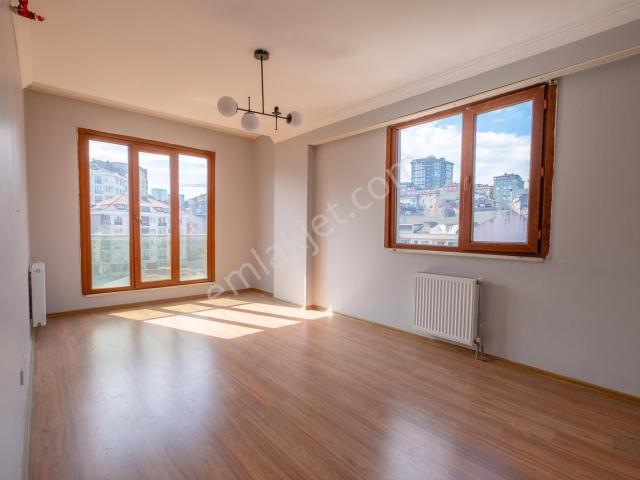 Kağıthane Gürsel'de Site İçerisinde 2+1 Satılık Daire