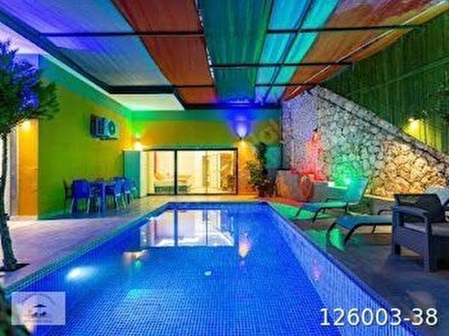 KAŞ KALKAN MERKEZDE DENİZE YAKIN BAHÇELİ VILLA