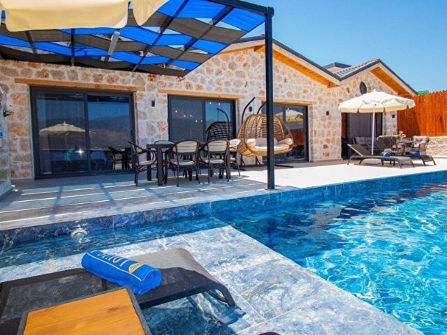 Kaş Kalkan'da Özel Havuzlu Jakuzili 260 m2 Satılık Lüks Villa