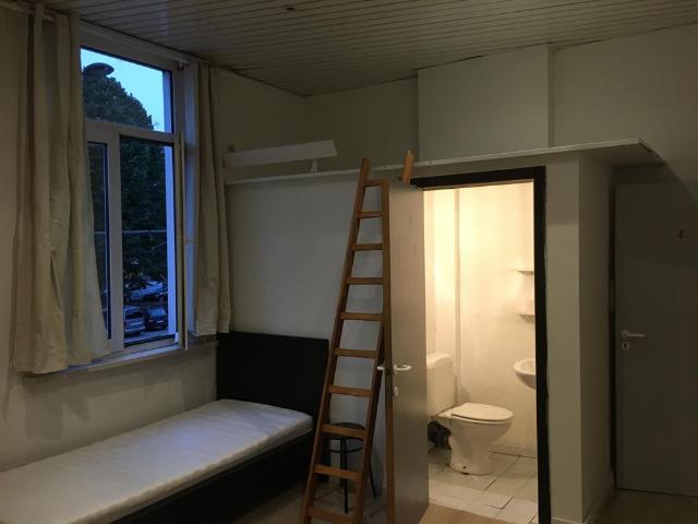 Kamer 4 eigen lavabo/toilet Gebroeders De Smetstraat 90