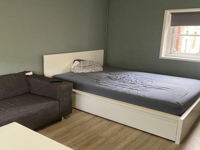 Kamer Van der Waalsstraat in Groningen