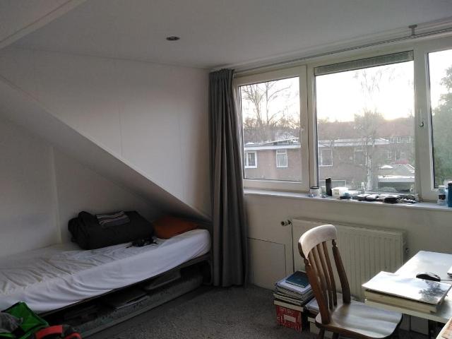 kamer met 3 ramen en wastafel, gemeubileerd
