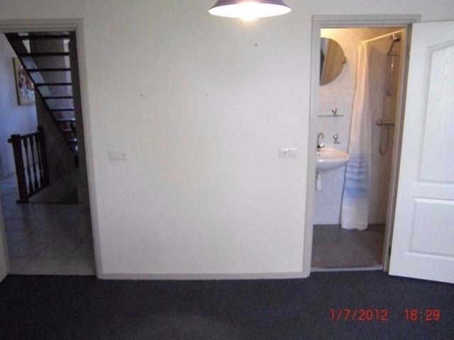 KAMER MET EIGEN DOUCHE EN WASTAFEL. ents