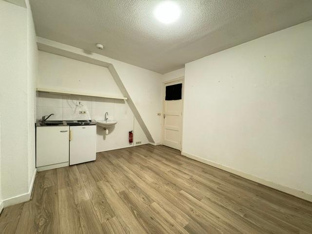 Kamer met keuken en balkon