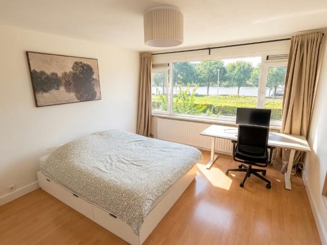Kamer met zicht op Amsterdam Rijnkanaal