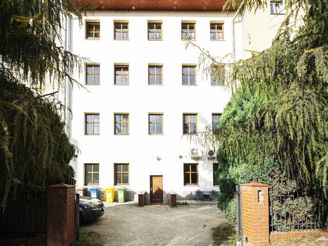 Kamienica w centrum Świdnicy, 917 m2, windą, podziemiem