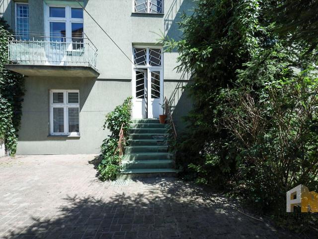 Kamienica z 8 mieszkaniami, ogród i strych do adaptacji