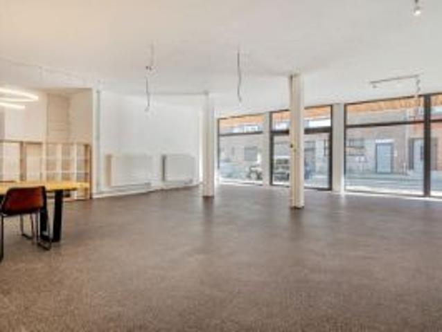 Kantoor handelsruimte met ruime magazijnopp en studio